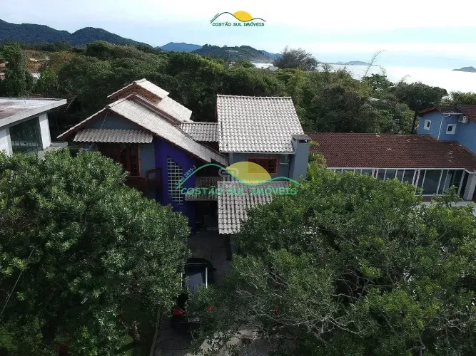 Casa de alvenaria de dois pavimentos com 210m², a 85 metros da Praia da Armação do Pântano