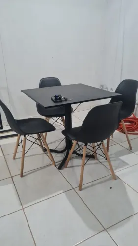 Mesa de jantar com 4 cadeiras