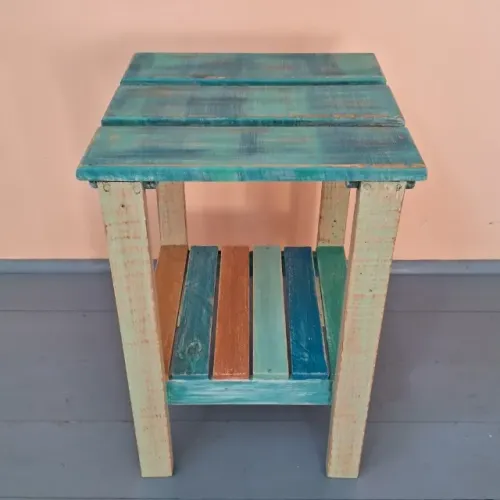 Mesa de cabeceira feita à mão