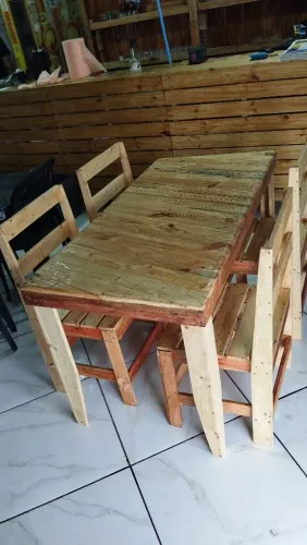 Conjunto de mesa e cadeiras