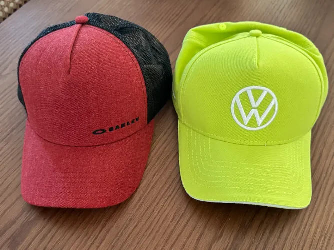 Boné Oakley e VW originais novos 