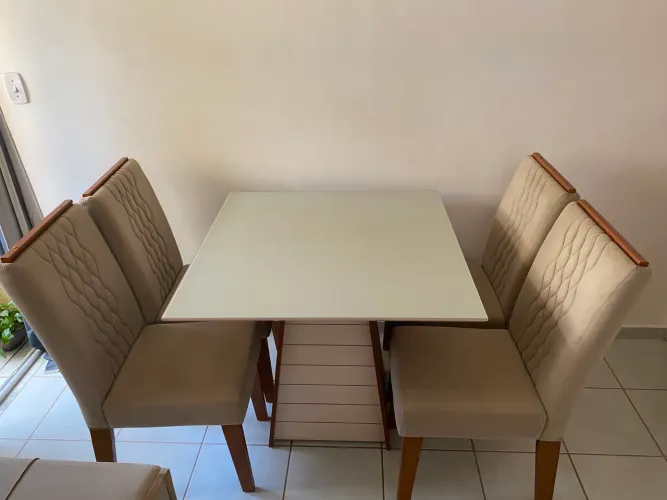 Vendo Conjunto de Mesa com 4 Cadeiras