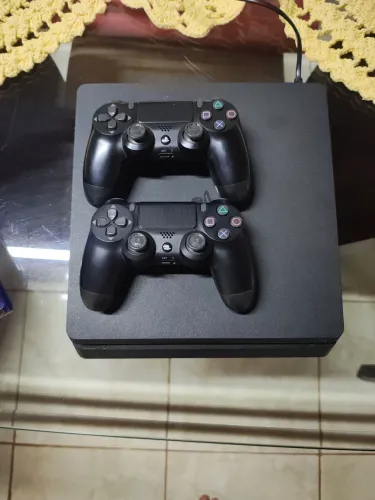 Vídeo game PlayStation 4 plus (usado) em bom estado com dois controles 
