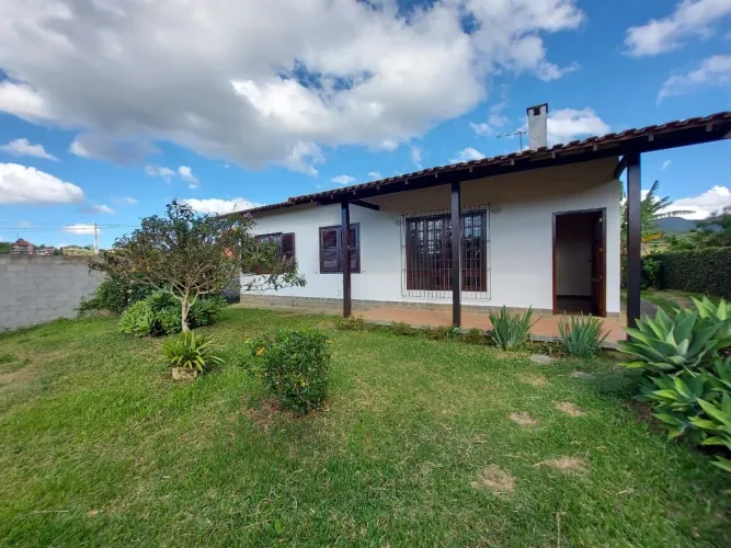 Ótima casa com 03 quartos no Pque Santa Eliza com terreno plano!