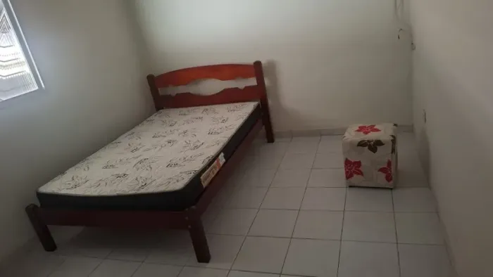 Móveis usados - Camas de casal e de solteiro de madeira com colchões