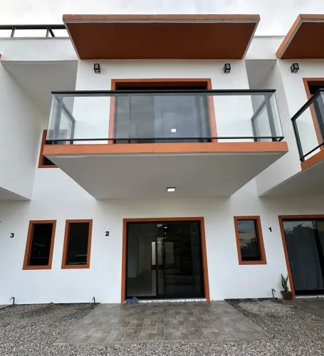 Casa nova com 110m lavabo 2 quartos com uma suíte a 50m do mar no Morro das Pedras em Flor
