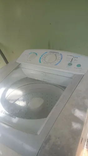 VENDE-SE UMA MÁQUINA DE LAVAR ELECTROLUX 9KG.