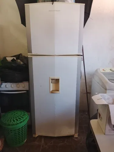 Vende-se fogão e geladeira, ambos em bom estado funcionando perfeitamente