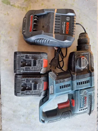 Furadeira Bosch impacto á bateria .