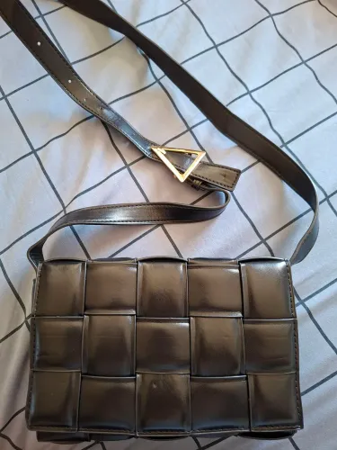 Bolsa de ombro em couro preta com carteira interna com zíper removível 