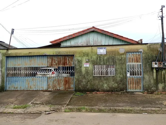 Vende - se um lote que possui 03 casas simples