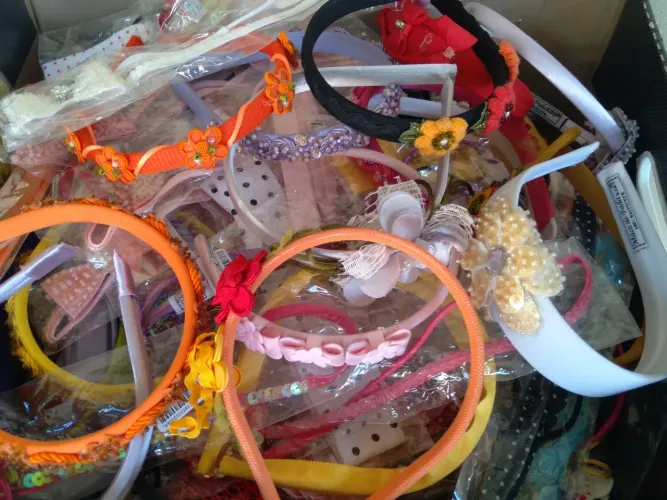 Vendo um lote de Diadema, lacinhos etc Novos, tem uns 80 a 100 peças, preço de desapego.