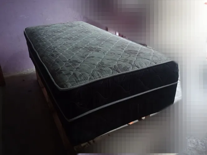 Vendo cama de solteiro de mola usada mas bem conservada já está higienizada entrego 