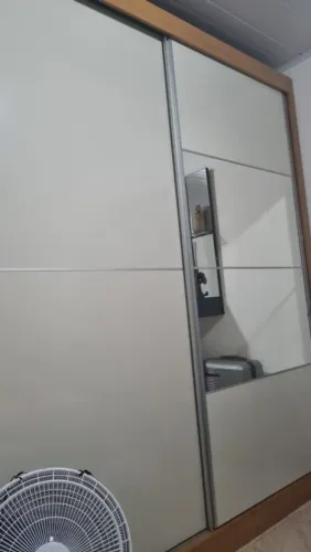 GUARDA ROUPA COM ESPELHO