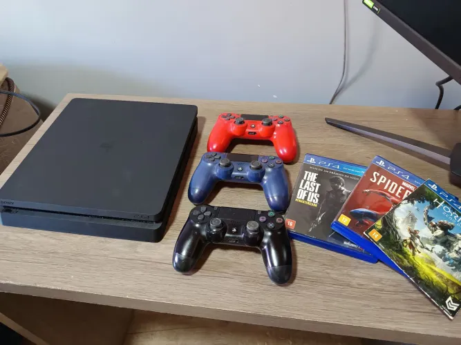 PS4 com 3 jogos e 3 controles