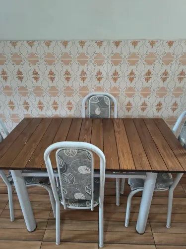 Mesa com tampo de madeira+ 4 cadeiras