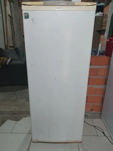 Geladeira Consul 230 litros freezer 30 litros, detalhe marcar de uso e Luiz que não acende