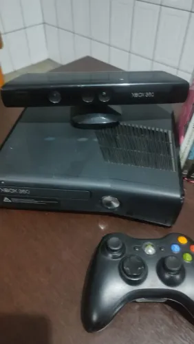 Xbox 360 seminovo com Kinect e 17 jogos originais.
