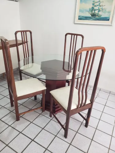 Mesa de vidro com 4 cadeiras almofadada, suporte de madeira.