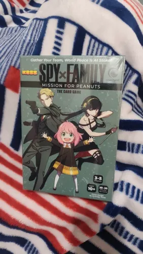 Spy X Family: Mission for Peanuts, jogo de cartas