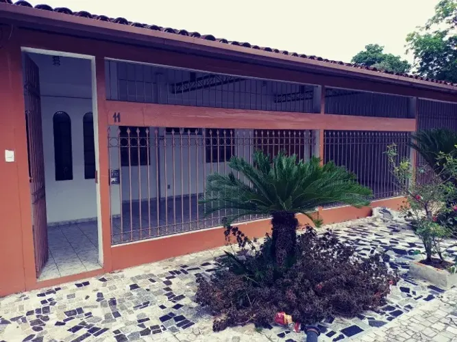 Condomínio Jardim Tropical,casa 03 Quartos,1 suíte,2 vagas,amplo pátio,piscina.250 m2