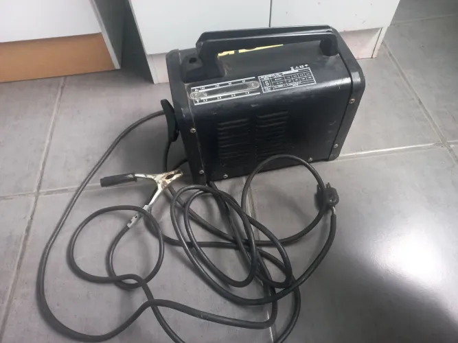 Vendo máquina de solda muito boa , porém falta o alicate de solda