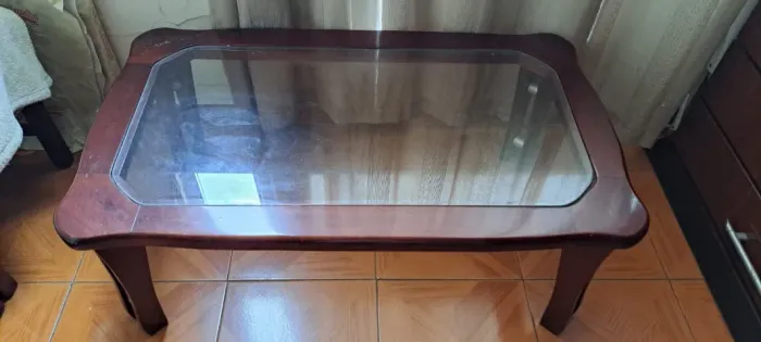 Uma Mesa de Centro para sala em Madeira Vidro fosco 48 cm x 58 cm x 58 cm