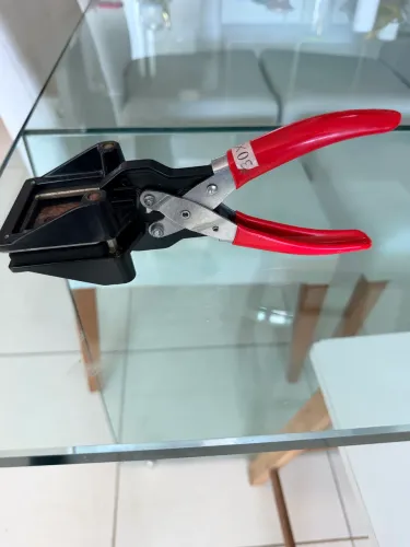 Alicate cortador de 3x4 profissional. Acompanha grátis carteirinhas de 3x4.