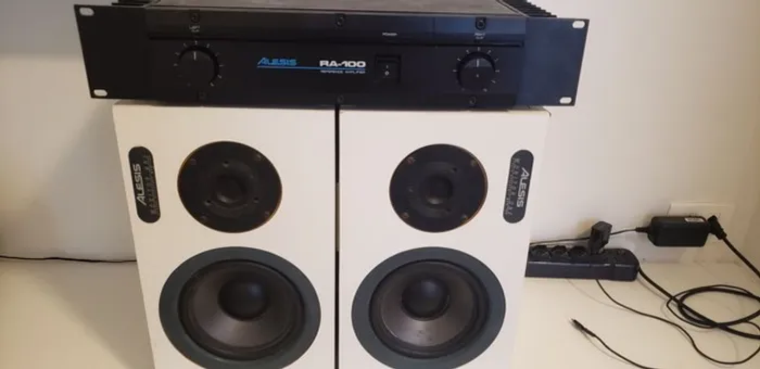 Par de monitor alesis 