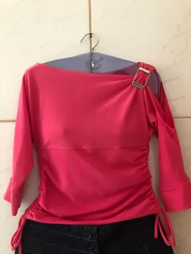 Blusa rosa com decote no ombro (P)