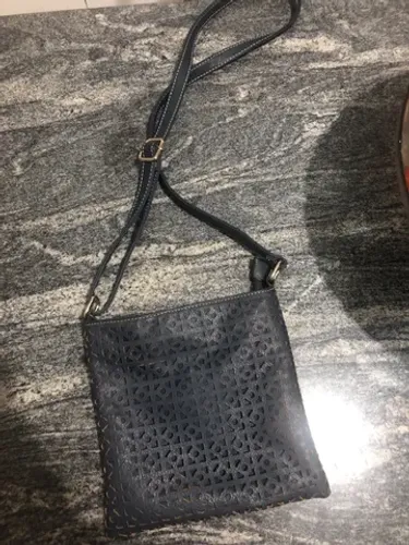 Bolsa azul marinho.