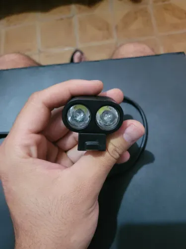 Farol / Lanterna  para ciclismo com bateria recarregável