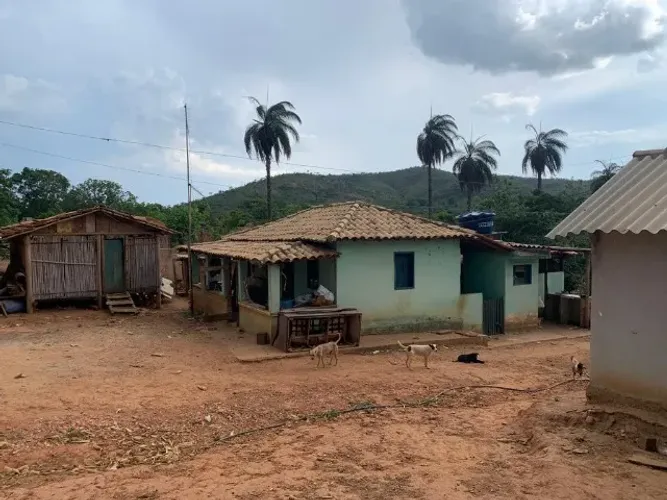 Sitio 7.000 m², 2 casas, área externa com paiol, pomar, terreno fértil, margem rio cipó.