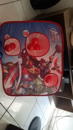Tenda dos Vingadores + bolas nas cores (azul e vermelha).