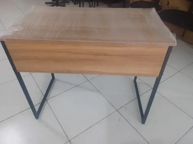 Mesa nogal escritório compacta 