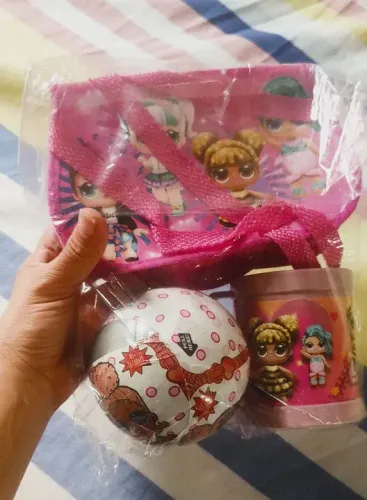 0Boneca Brinquedo Menina em KIT DE 03 PEÇAS - Caneca, Bolsa e Bonequinha Surpresa