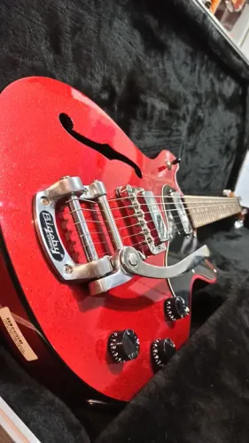 Guitarra Elétrica Daisy Rock com Bigsby vermelha