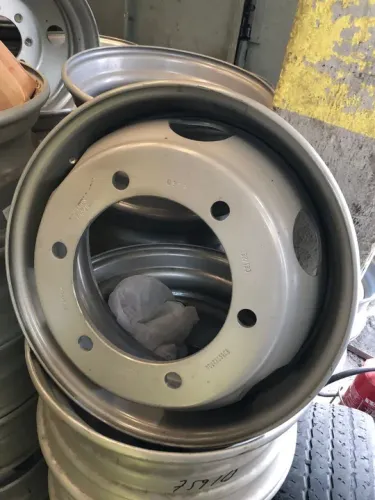 Roda Do Accelo 1016 E 1316 Aro 17,5 X 6,75 Pneu 235 Maxion