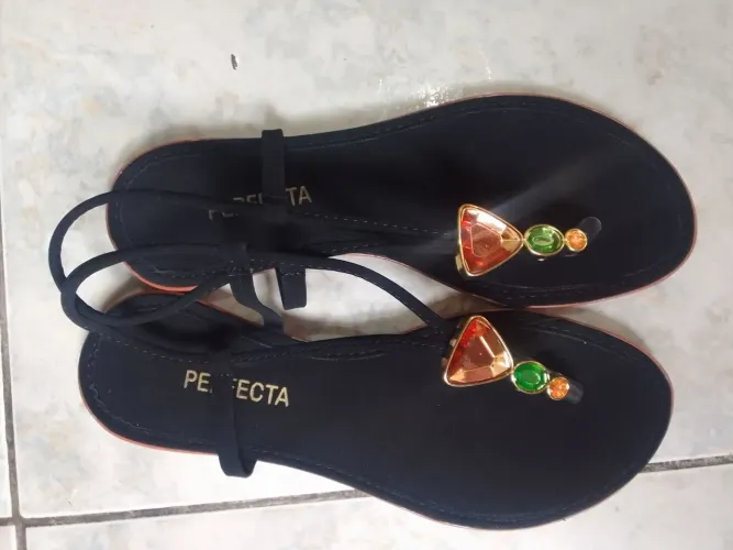 Sandália com detalhes em pedraria