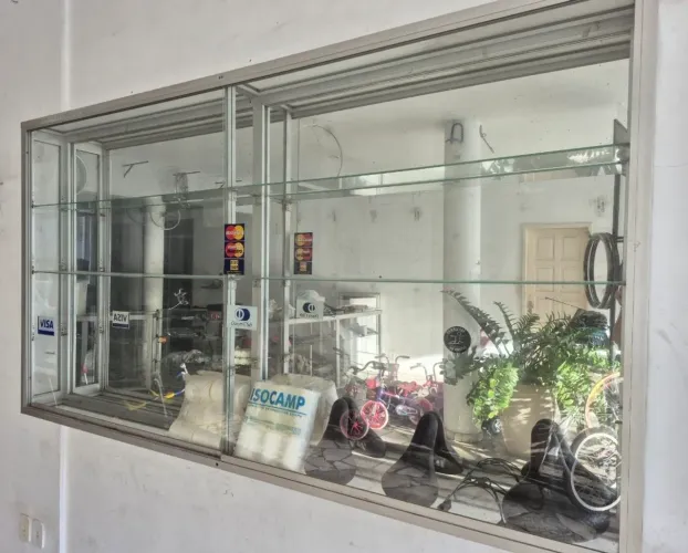 Balcão vitrine de alumin e espelho Alt 1.20 comp 2.20