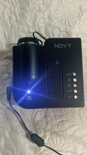 Mini Projetor Portátil Focus NOVY