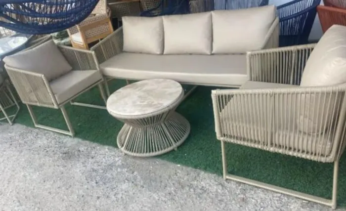 Conjunto de Sofá, Poltronas e Mesa de Centro em Fibra Sintética e cordão naval
