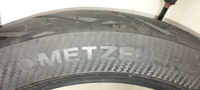 Pneu de moto perfeito, aproveita!