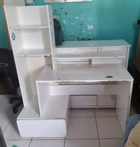 Escrivaninha branca com prateleiras
