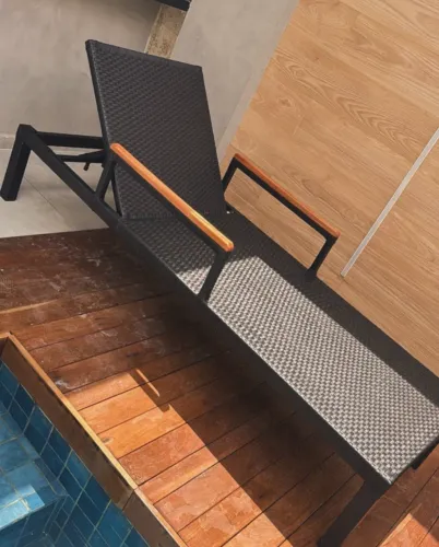 ESPREGUIÇADEIRA PARA PISCINA (COM BRAÇO DE MADEIRA)