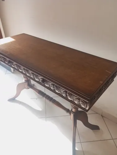 Mesa/ aparador de madeira maciça trabalhado com detalhes