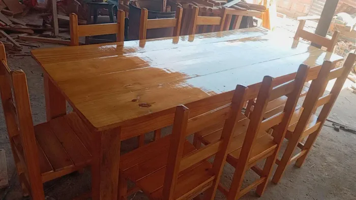 Jogo de mesa de madeira