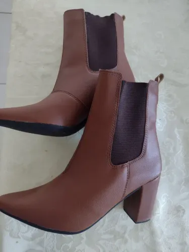Botas de cano curto marrom