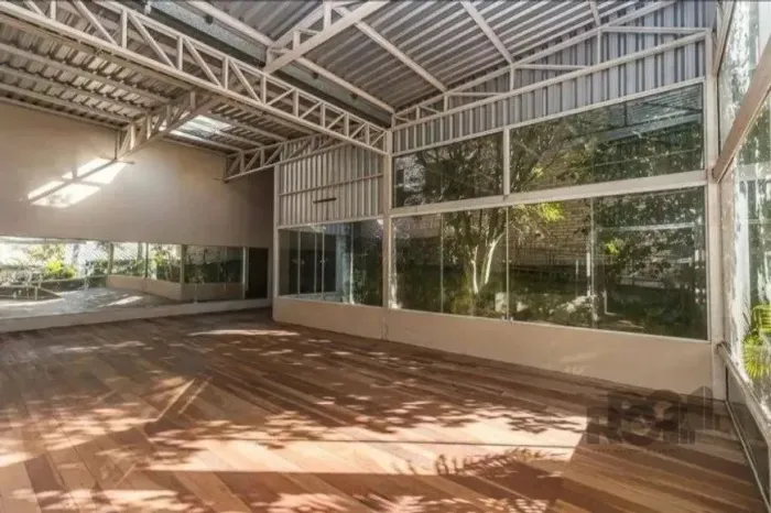 Casa junto ao Country Club! Ideal para empresas e comércios.