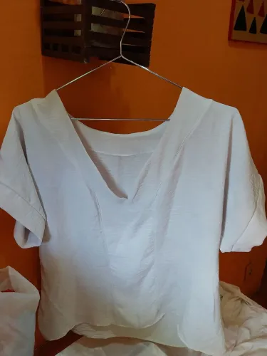 Blusa branca com decote em V